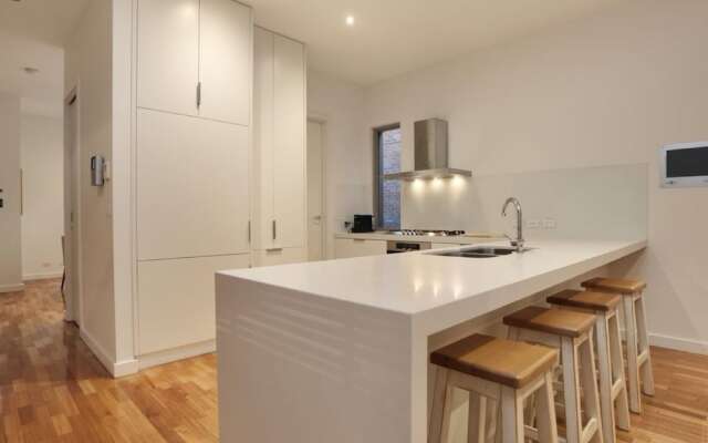 Kew Luxurious Townhouse