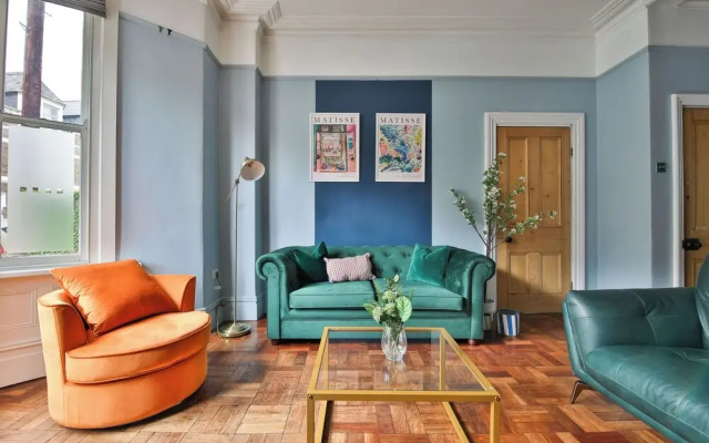 4 Bed House with Pool Table & Parking