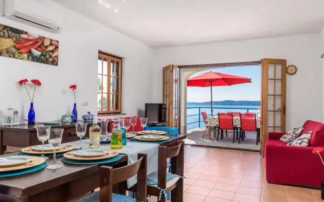 Sunny Beachfront Jablanac Apartments