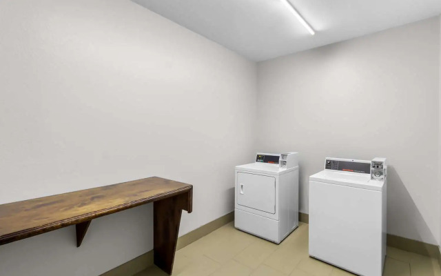 Spark by Hilton Pearland (H)