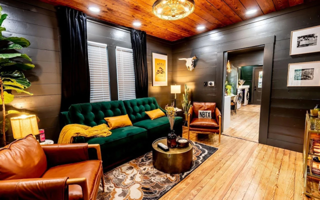 Best Location in Downtown NB Golf Cart Included!