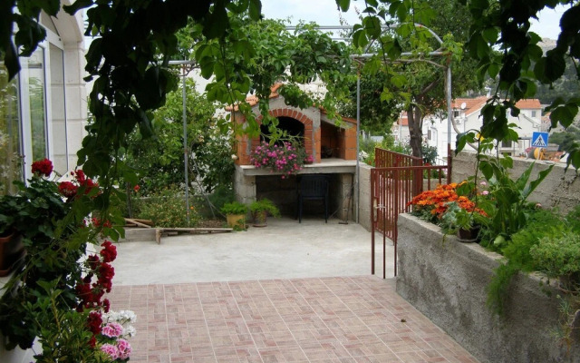 Marija - Free Parking - Crveni