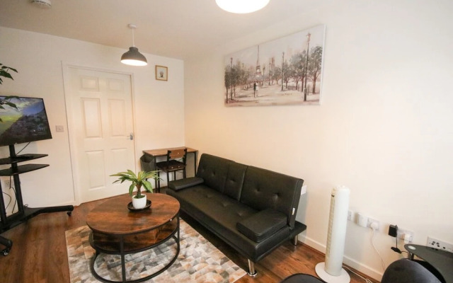 Swindon Cozy 2BR Retreat