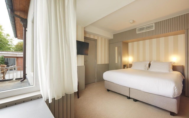 Deluxe Double room (full double bed) (king size bed)