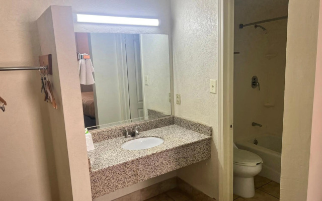 Americas Best Value Inn - Tillmans Corner / Mobile