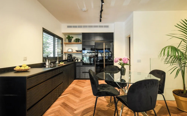 Stylish 3BR Apt with Patio in the City