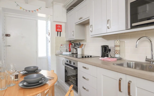 4 Thornlea Mews