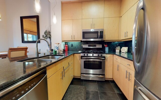 Solstice 18 Beautiful and Modern, Private Washer Dryer, Close to Eagle Lodge by RedAwning