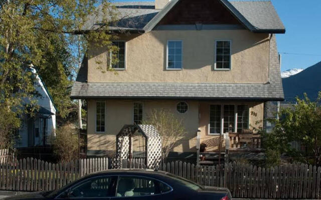 711 Miette Ave