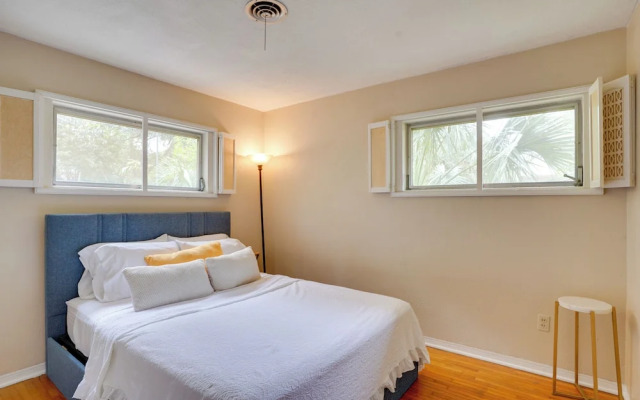 Charming Mid-century House - Just Steps to Lake!