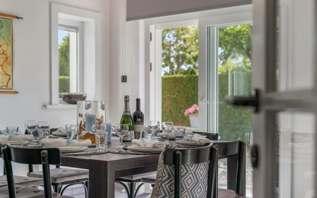 Villa Gamoni - spacious holiday home with garden