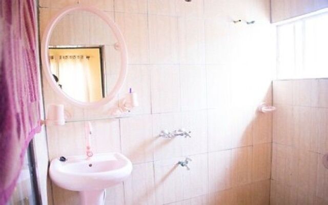 De Royal Hotel and Suites