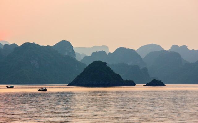 Heritage Line Ylang Cruise – Ha Long Bay & Lan Ha Bay