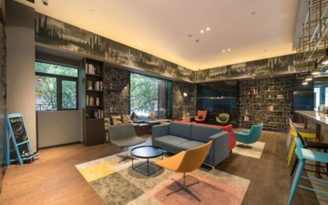 Wanhe Zhizhen Hotel (Shanghai Sun Moonlight Dapuqiao Subway Station)