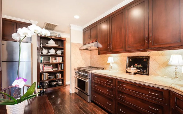 Elegant Home in the Heart of LA 2 Bedrooms 1 Bathroom Duplex