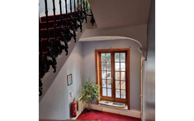 F101-First Floor Flat Fits 3 Near Hyde Park