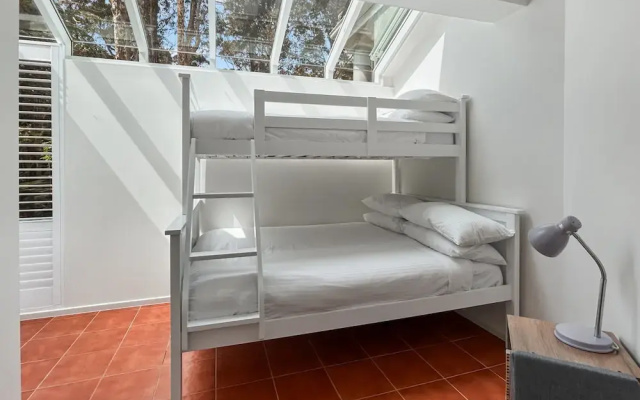 Spacious 4-bed Home With Coastal Charm