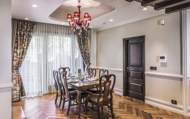 A Majestic and Luxurious Villa Overlooking the Ganges