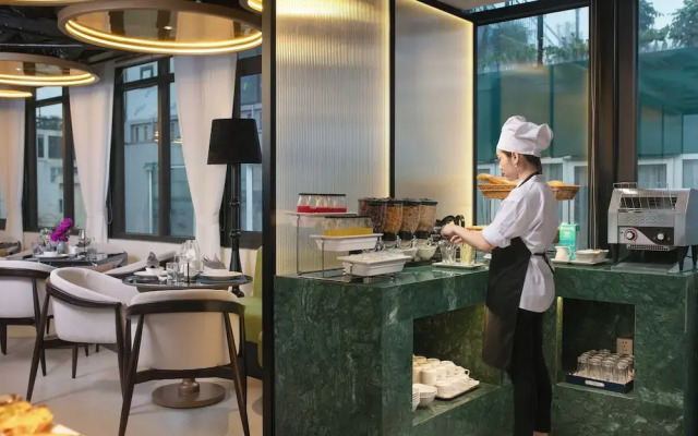 Le Premier Hotel & Rooftop Bar
