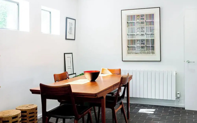 Mid-Century Modern Style 1BD with Garden