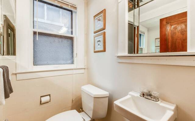 Glamorous Green Beauty in the Heart of University District 15min to Downtown
