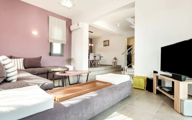 Villa in Adelianos Kampos With Pool