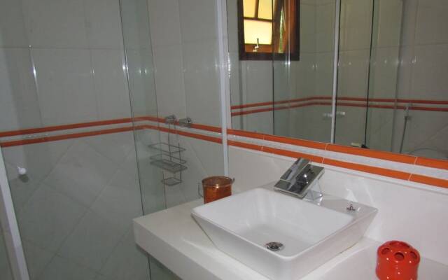 Casa em Condomínio Prox a R das Pedras