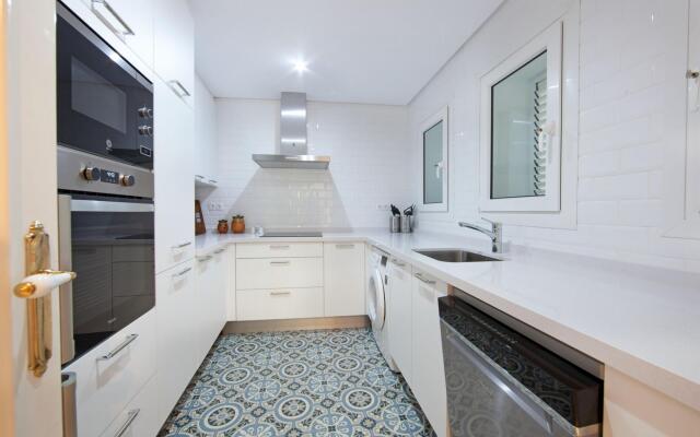 White Pearl Beach J4