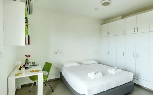 Studio apt w balcony and Kitchen