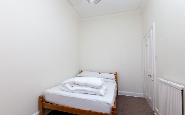 Spacious and Bright Polworth Flat