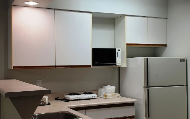 Riverland Inn & Suites