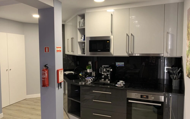 Funchal Apt- Sleeps 2 - Pool & Parking - Madeira