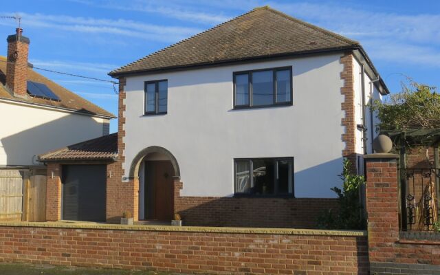 Seaside Retreat Superb Quality Family House