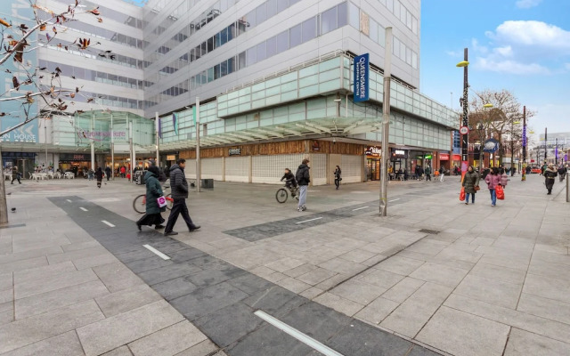 Central 1-bed Apartment in Slough Sleeps 3!