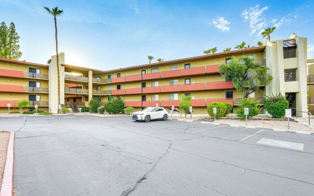 Walkable Scottsdale Condo w/ Pool Access!
