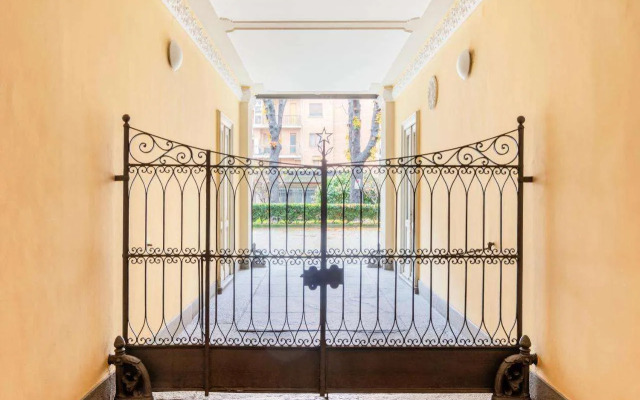 Dante Subway Apartment