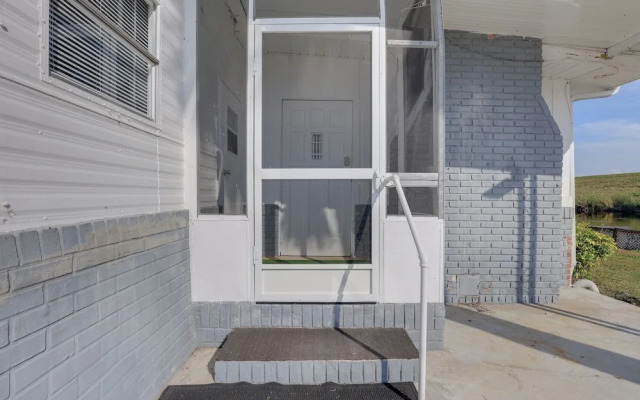 Sun-soaked Okeechobee Retreat w/ Canal Views!