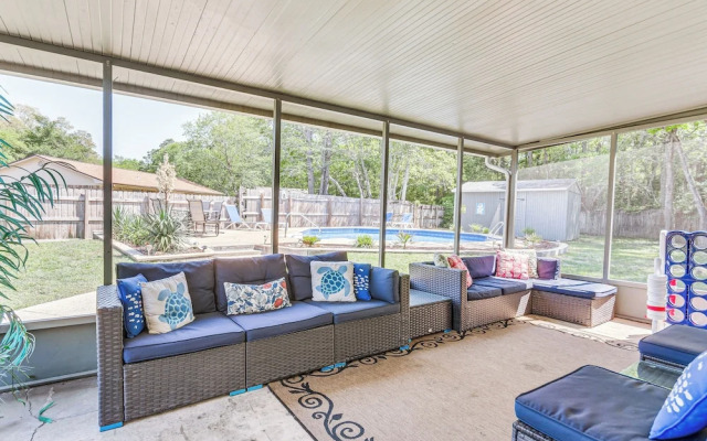Charming Pensacola Home w/ Screened Lanai & Grill!