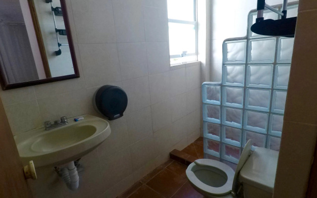 Mayflower Hotel & Hostal