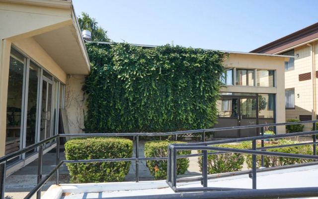 Riverview Inn & Suites