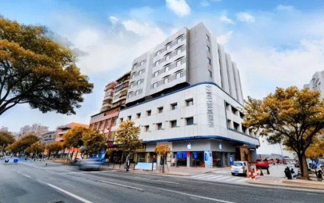 Yilongxuan Hotel (Guangzhou Baiyun Airport Renhe Subway Station)