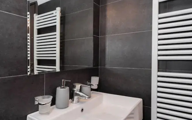 Modern Apartment in Thiseio with Balcony