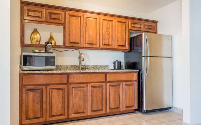 Cottonwood Suites Savannah Hotel & Conference Center