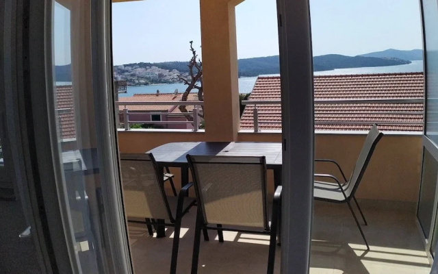 Immaculate 2-bed Apartment in Okrug Gornji