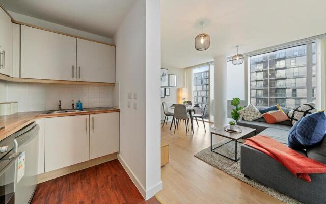 Contemporary, Modern, 2-Bed Apt, Prime Central MK
