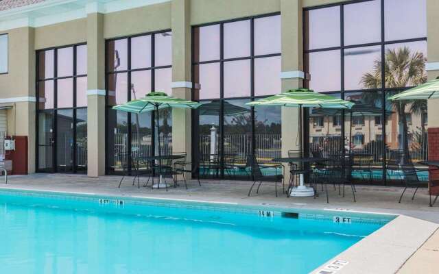 Quality Inn & Suites North Montgomery