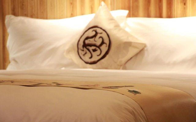 Queshan Lake Arcadia International Resort
