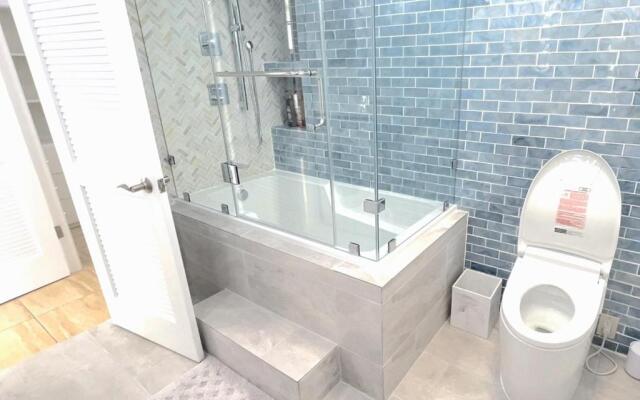 Waikiki Shore 1116 Beachfront