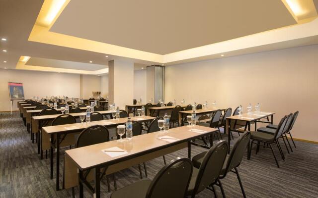 Up-Peak Hotel Simpang Lima Semarang Powered by Archipelago