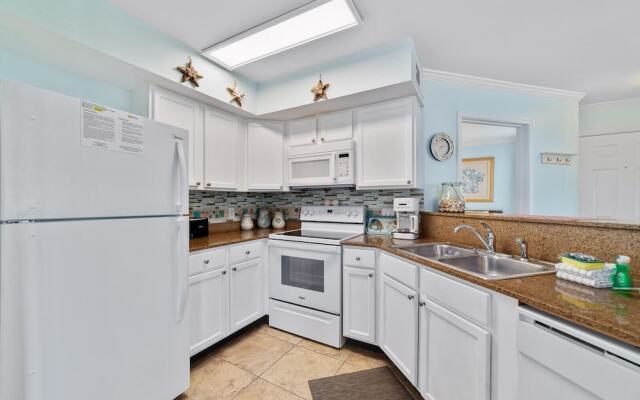 Updated, Ground Floor Unit w/ Pool & Gym, Sleeps 6